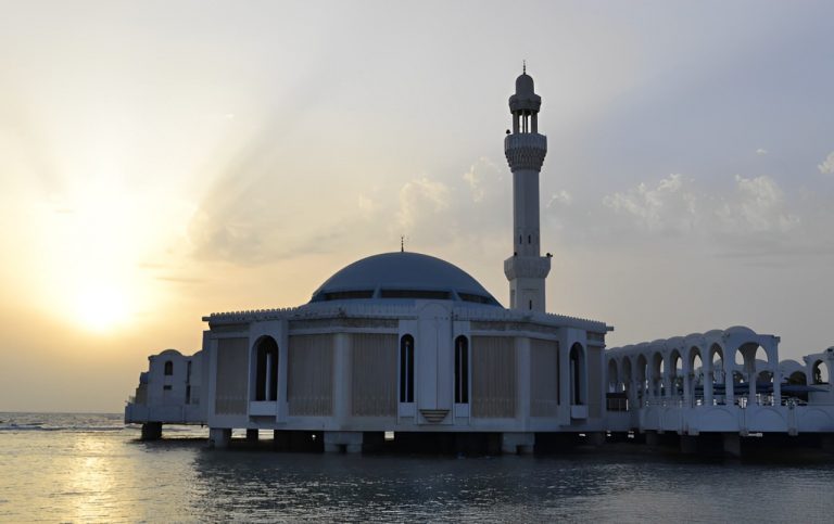 Gemerlap di Atas Air! Jelajahi Keindahan di Masjid Terapung Ar Rahmah