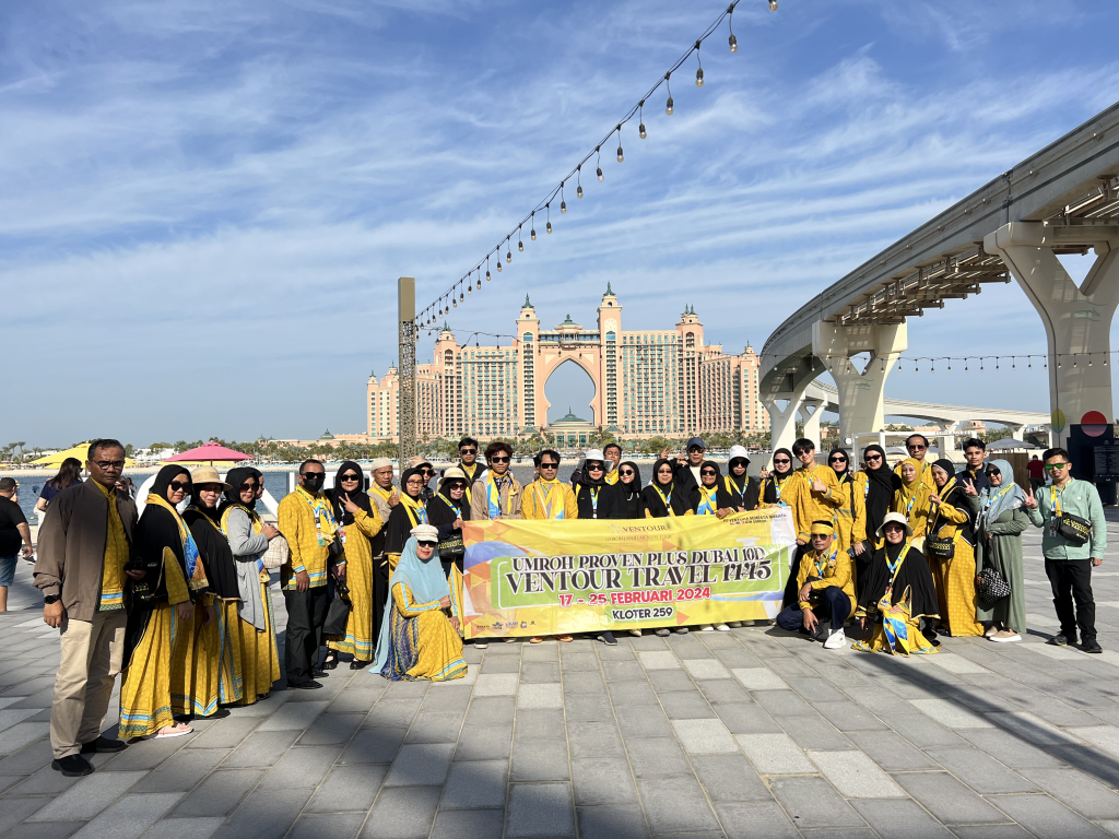 Potret jemaah umroh Ventour di depan Atlantis Hotel The Pointe