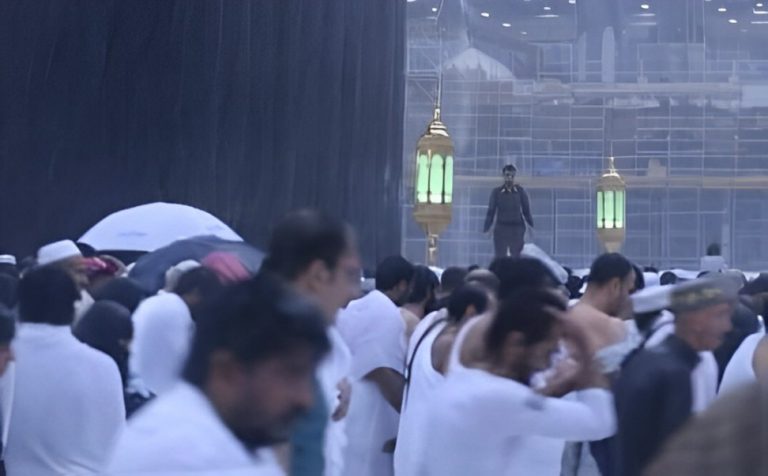 Ada Badai Petir dan Hujan Lebat di Arab Saudi, Ini Tips Umrah Agar Tetap Aman!